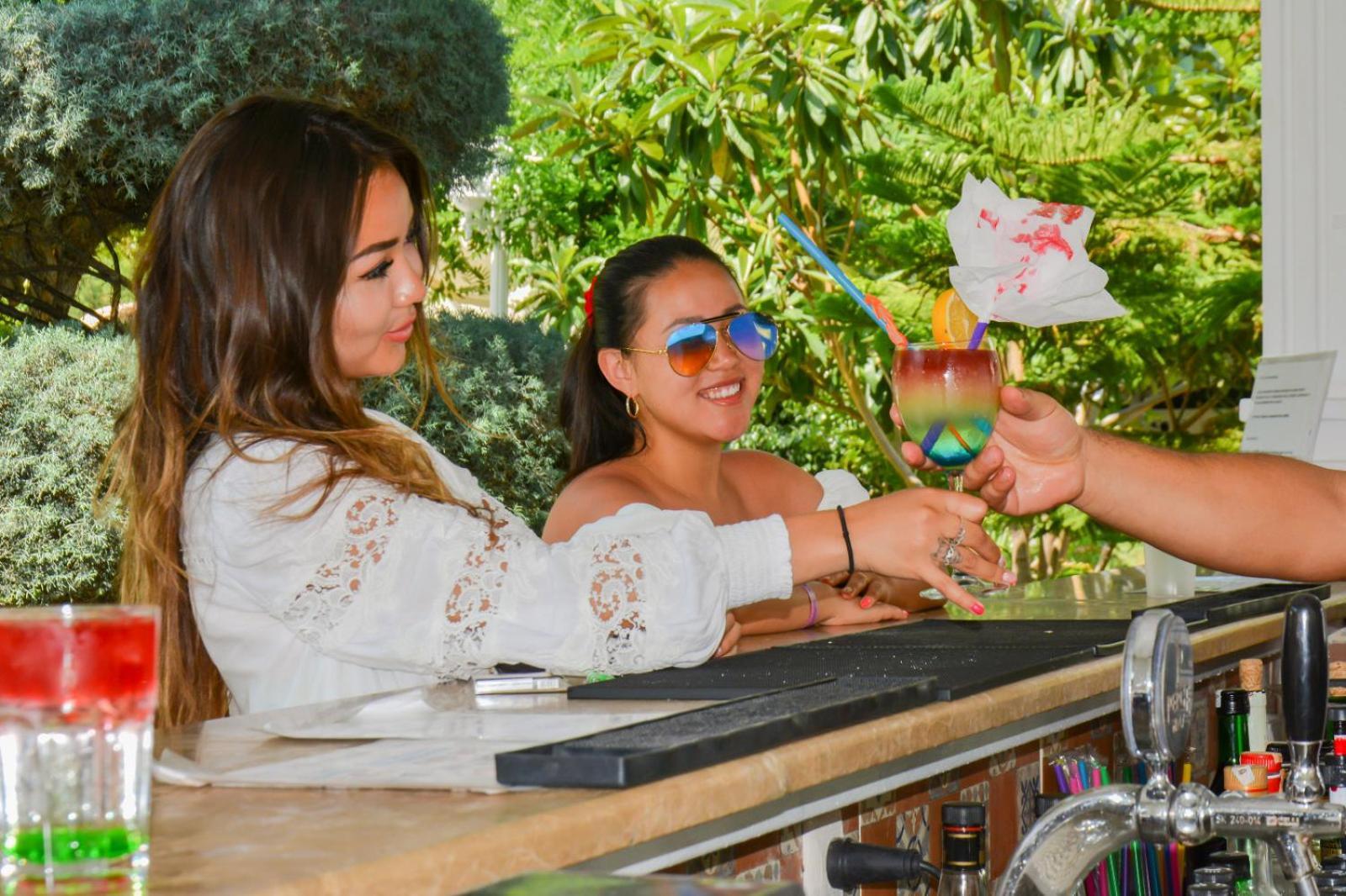 Miramor Hotel & Spa Antalya Luaran gambar A bartender serving a drink