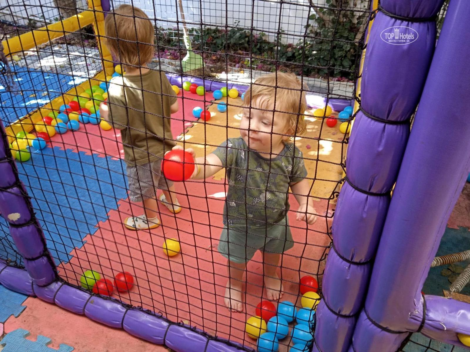 Miramor Hotel & Spa Antalya Luaran gambar Toddlers playing in a ball pit