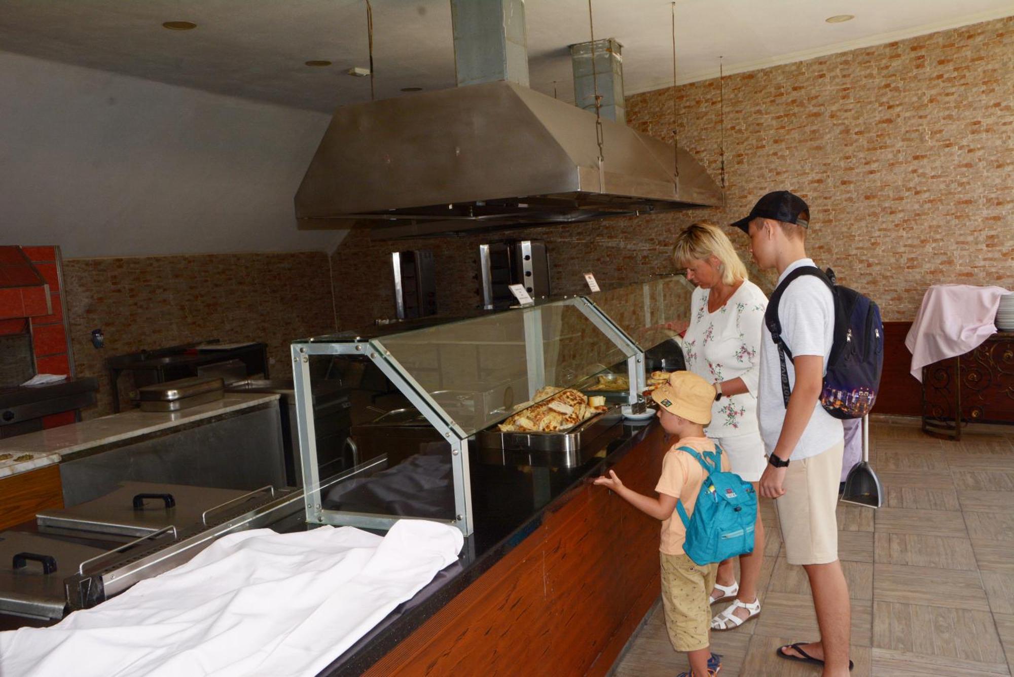 Miramor Hotel & Spa Antalya Luaran gambar A family at a buffet